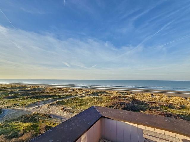 Exclusieve penthouse met panoramisch zeezicht op een top.