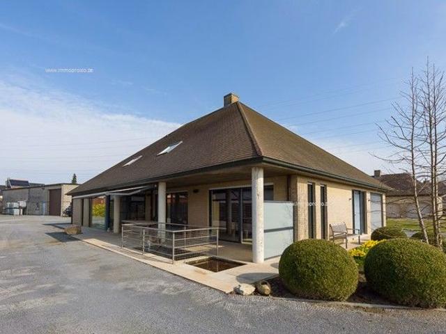 Exclusieve villa met ruime hangaar te koop!