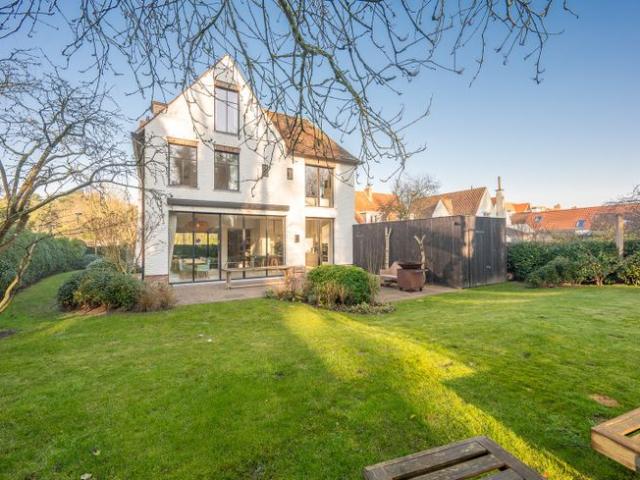 Exclusieve villa omgeven door het groen gelegen in een pr.