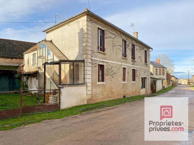 Exclusif ! VIEUX CHATEAU à vendre deux maisons à rénover avec grand terrain et double cour, et dépendances
