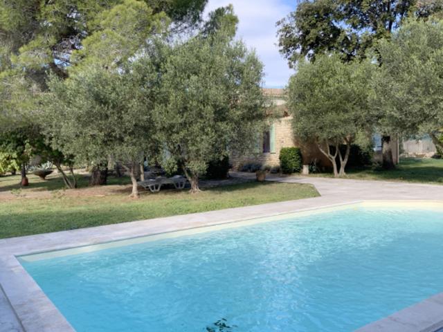 Exclusif,dans un village recherché, maison en pierre avec ap