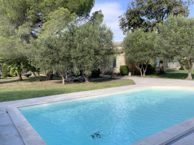 Exclusif,dans un village recherché, maison en pierre avec ap