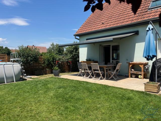 EXCLUSIF ! Lumineuse maison jumelée de 2006 sur 3,71 ares au