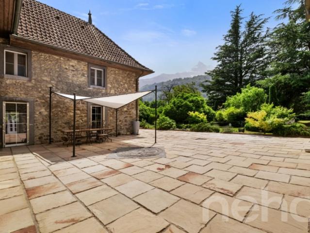 Exclusif Magnifique propriété avec maison de maître et hangar