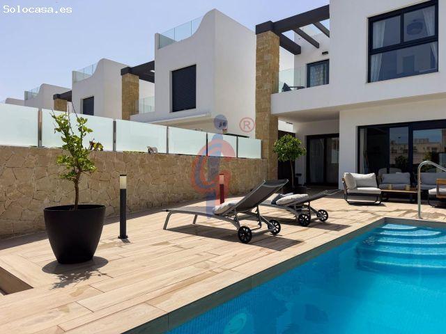 ¡Exclusivo chalet obra reciente con piscina privada en Punta Prima!