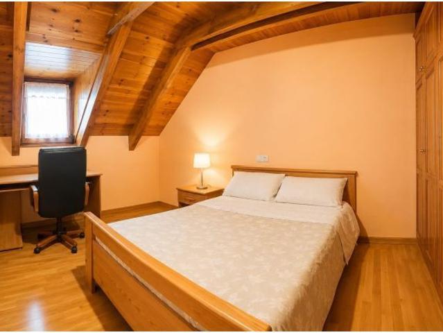 Exclusivo chalet adosado con jardín, vistas panorámicas y ubicación privilegiada en Vielha