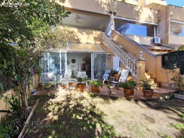 Exclusivo chalet adosado con jardín privado, solárium y vistas parciales al mar