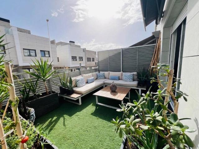 EXCLUSIVO CHALET ADOSADO DE DISEÑO CON SOLÁRIUM PRIVADO Y CALIDADES PREMIUM EN ASPE