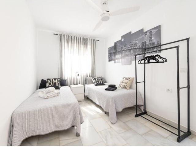 EXCLUSIVO CHALET ADOSADO DE LUJO EN URBANIZACIÓN LOS JAZMINES – CHURRIANA