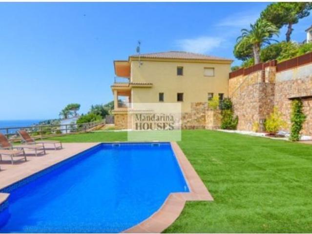 EXCLUSIVO CHALET CON VISTAS AL MAR Y LICENCIA TURÍSTICA EN TOSSA DE MAR