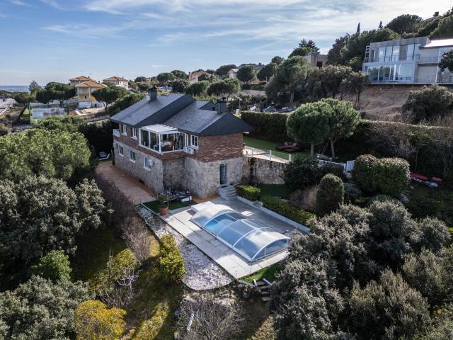 *^EXCLUSIVO CHALET CON VISTAS ESPECTACULARES, PISCINA CLIMATIZADA Y JARDÍN PRIVADO^*^ Este magníf