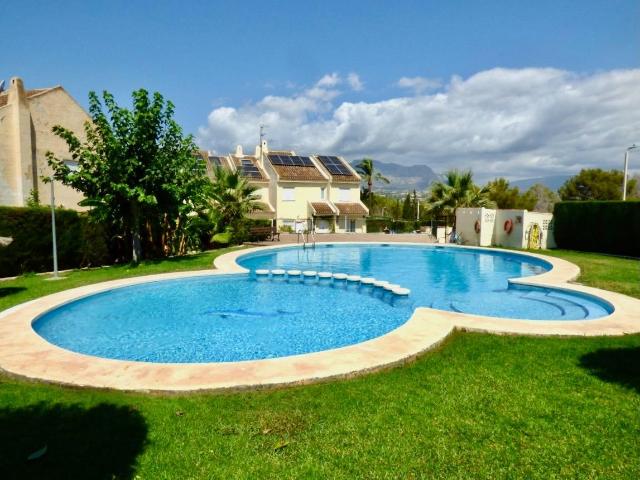 EXCLUSIVO CHALET CON GARAJE, JARDÍN Y PISCINA COMUNITARIA EN SIERRA HELADA, BENIDORM
