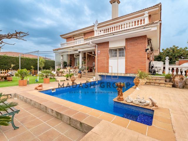 Exclusivo chalet con piscina privada y elegante jardín en Mont roig Club