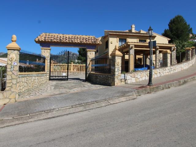 Exclusivo chalet con piscina y apartamento independiente en. 191m² El Salt