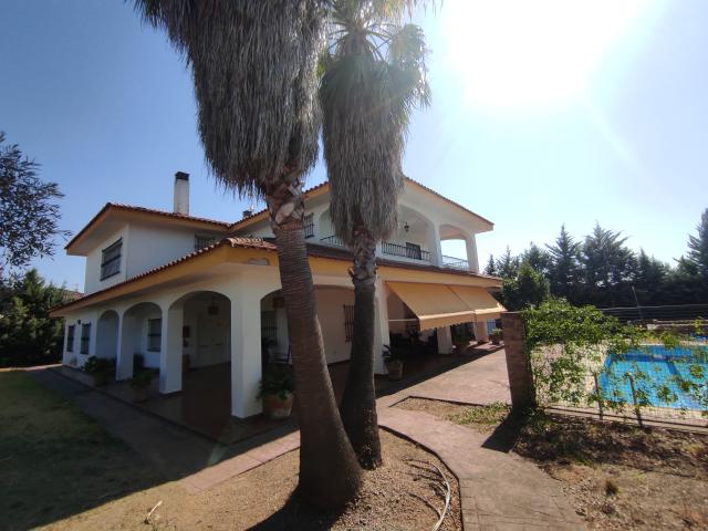 EXCLUSIVO CHALET DE LUJO 615 M² EN PARCELA DE 2.000 M² CON PISCINA PRIVADA
