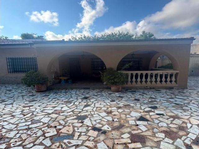Exclusivo Chalet en Mutxamel con Amplio Terreno y Comodidades Únicas