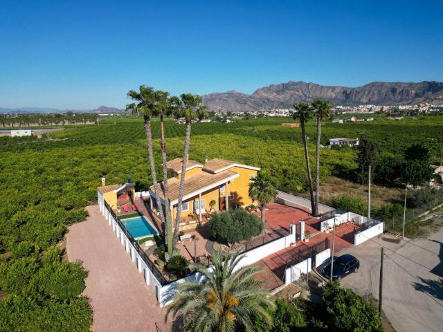 Exclusivo chalet en Correntías Medias Orihuela con finca privada de 9.480 m2