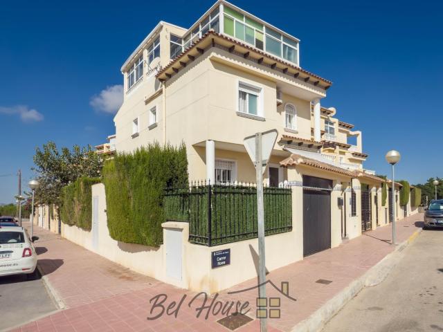 Exclusivo Chalet en Guardamar del Segura con Piscina comunitaria y Terraza