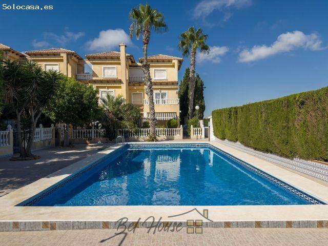 Exclusivo Chalet en Guardamar del Segura con Piscina comunitaria y Terraza