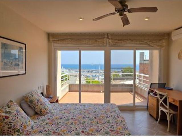 Exclusivo chalet en primera línea de mar y del puerto deportivo de Calafat, con espectaculares vista