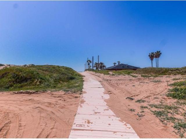 Exclusivo chalet en primera línea de playa, situado en La Canaleta