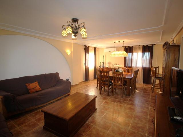 Exclusivo Chalet Independiente con Amplia Parcela de Oportunidades