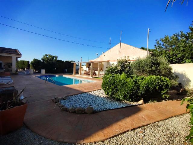 EXCLUSIVO CHALET INDEPENDIENTE CON GRAN PARCELA EN ALMORADI
