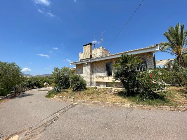 Chalet independiente con parcela de 12.000 m2 y piscina