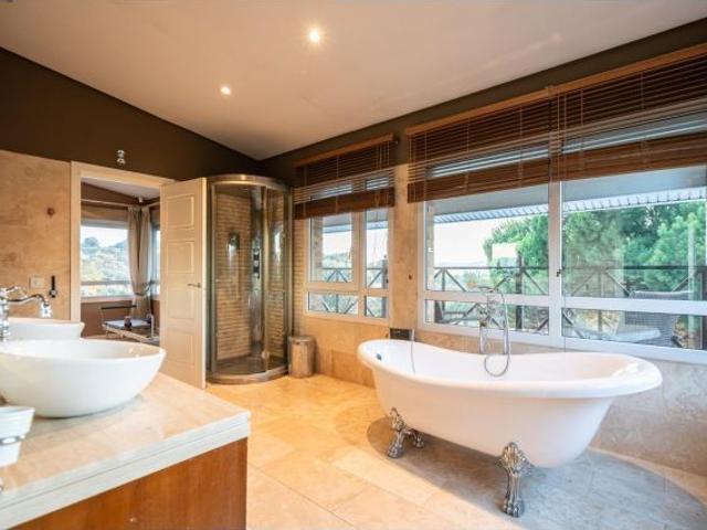 *^EXCLUSIVO CHALET INDEPENDIENTE CON PISCINA CUBIERTA Y VISTAS PANORÁMICAS A LA SIERRA EN LAS ROZA