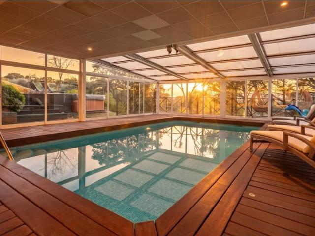 *^EXCLUSIVO CHALET INDEPENDIENTE CON PISCINA CUBIERTA Y VISTAS PANORÁMICAS A LA SIERRA EN LAS ROZAS^*