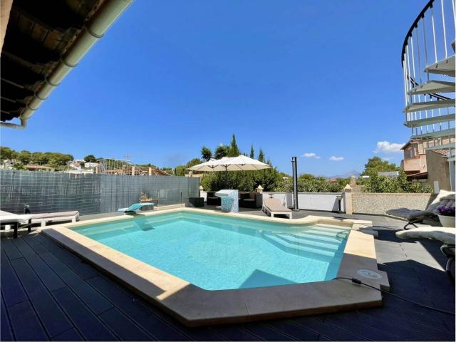 Exclusivo Chalet independiente con piscina en venta en El Toro Port Adriano