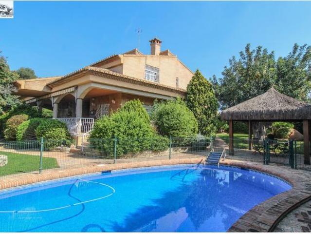 Exclusivo chalet independiente con piscina y jardín en parcela esquinera de 840?m²