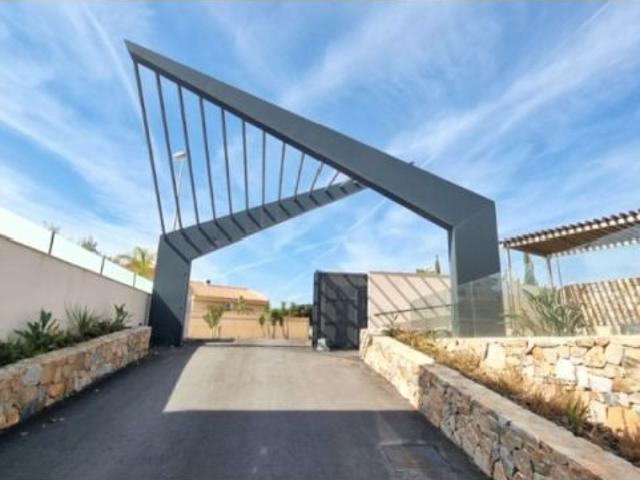EXCLUSIVO CHALET INDEPENDIENTE DE 4 DORMITORIOS Y VISTAS IMPRESIONANTES EN