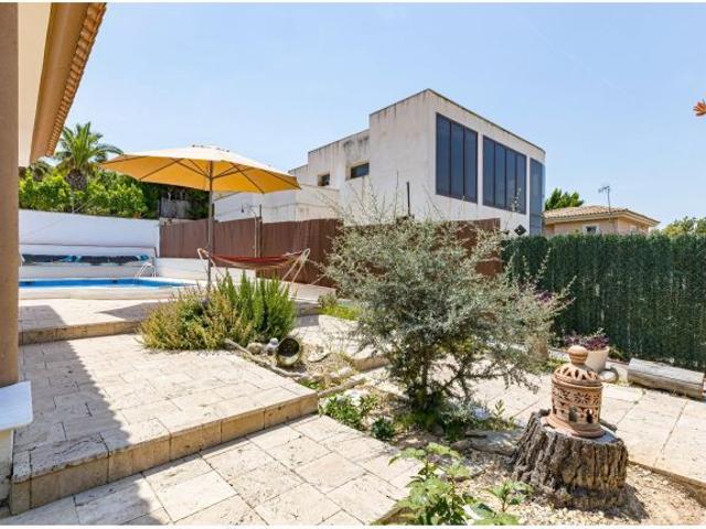 Exclusivo chalet independiente de 5 dormitorios con piscina en La Alcayna