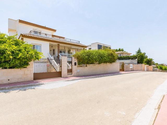 Exclusivo chalet independiente de 5 dormitorios con piscina en La Alcayna