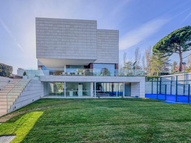 Exclusivo Chalet Independiente de Diseño Moderno en La Florida Aravaca