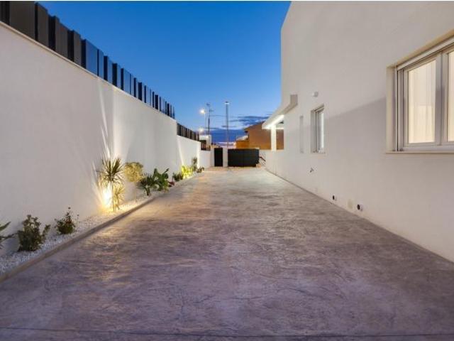 EXCLUSIVO CHALET INDEPENDIENTE DE OBRA NUEVA CON PISCINA PRIVADA EN AGUAS NUEVAS, TORREVIEJA