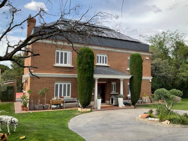 Exclusivo chalet independiente en El Bosque con gran parcela, piscina privada, vistas abiertas al golf y vivienda cuidad