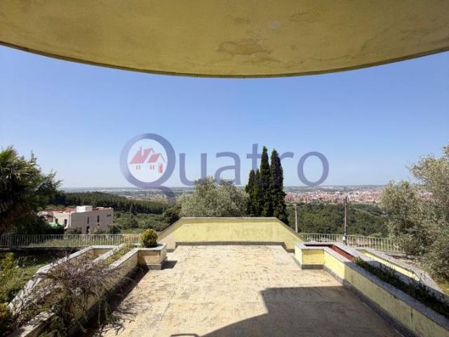 Exclusivo chalet independiente en Las Lomas con finca, piscina y vistas a León