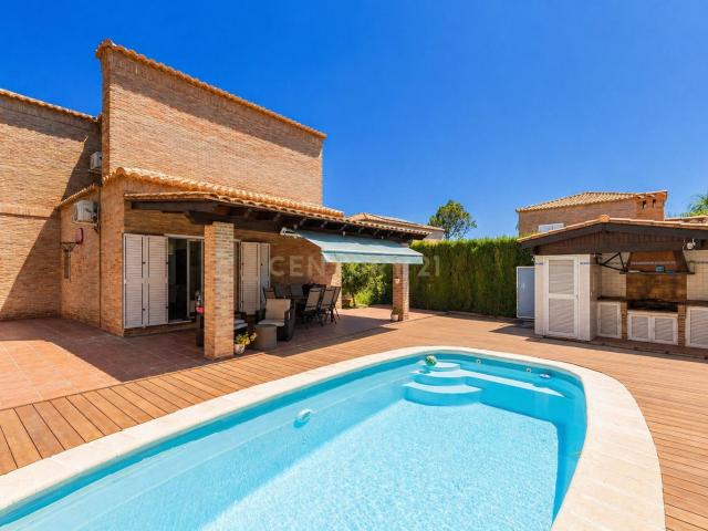 Exclusivo chalet independiente en Montecañada con 5 habitaciones y piscina privada