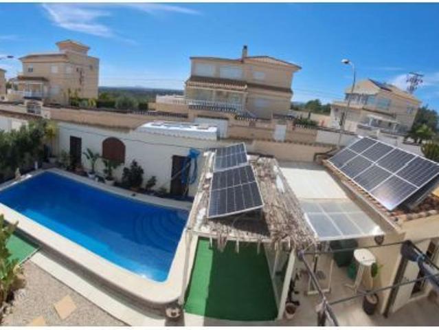 Exclusivo chalet independiente en parcela de 400 m² con piscina privada, apartamento independiente y