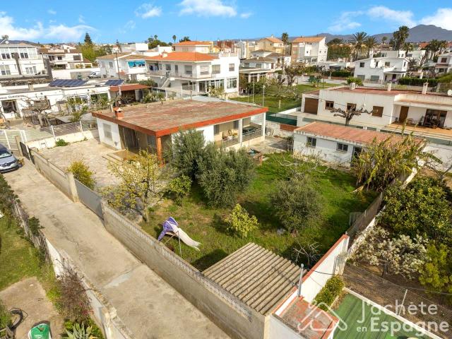 Exclusivo chalet independiente con amplia parcela, a escasos metros de la playa y del centro de Vinaròs