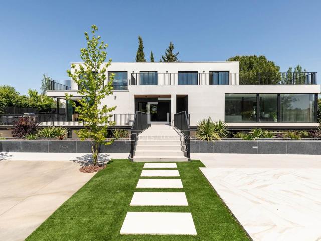 Dils Lucas Fox presenta esta exclusiva villa independiente e. 868m² Majadahonda