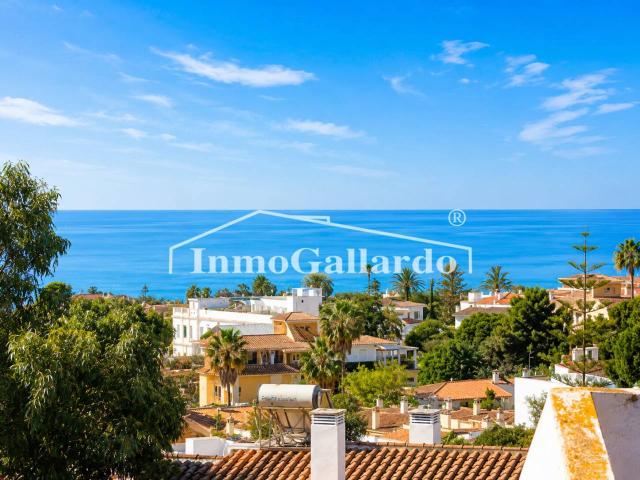 EXCLUSIVO CHALET PAREADO CON GRAN JARDÍN Y VISTAS AL MAR EN MIRAFLORES DEL PALO