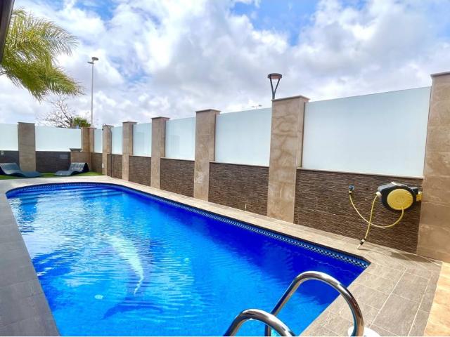 EXCLUSIVO CHALET PAREADO DE LUJO CON PISCINA CLIMATIZADA Y SAUNA EN PULPÍ
