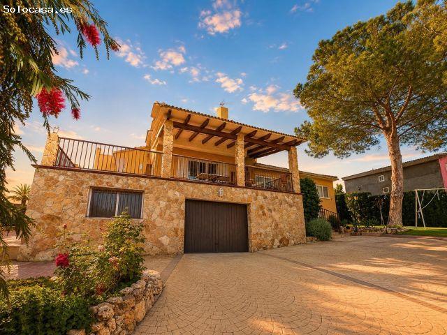 Exclusivo Chalet Reformado en Urbanización Virgen de Montserrat por €550,000