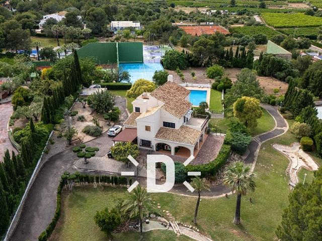 Exclusivo chalet reformado en Picassent con piscina y pista de pádel