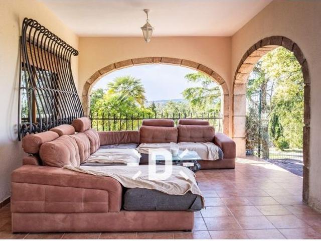 Exclusivo chalet reformado en Picassent con piscina y pista de pádel