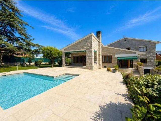 EXCLUSIVO CHALET UNIFAMILIAR EN POZUELO DE ALARCÓN