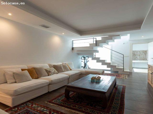 EXCLUSIVO ADOSADO CON PISCINA PRIVADA, SOLÁRIUM, 5 DORMITORIOS Y APARCAMIENTO EN AGUAS NUEVAS, A 1 K